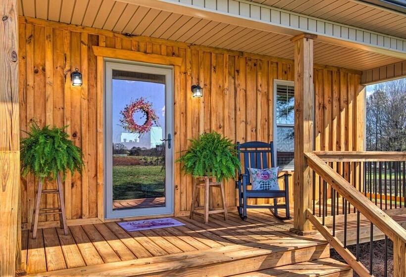 Lawndale Farmhouse W/ Fire Pit, Countryside Views!