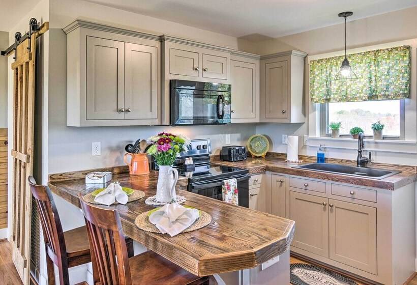 Lawndale Farmhouse W/ Fire Pit, Countryside Views!