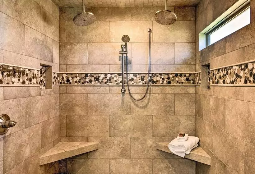 Lawndale Farmhouse W/ Fire Pit, Countryside Views!