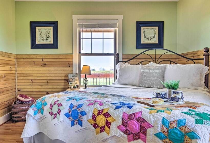 Lawndale Farmhouse W/ Fire Pit, Countryside Views!