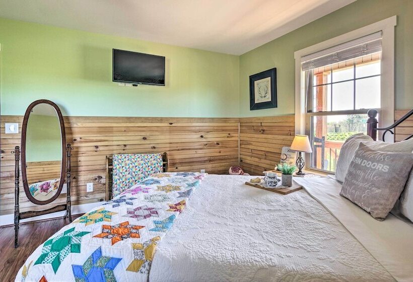 Lawndale Farmhouse W/ Fire Pit, Countryside Views!