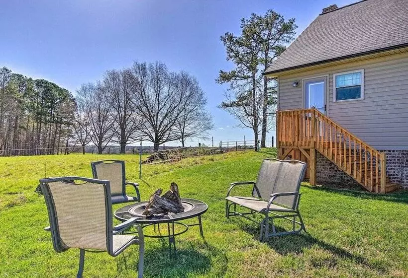 Lawndale Farmhouse W/ Fire Pit, Countryside Views!