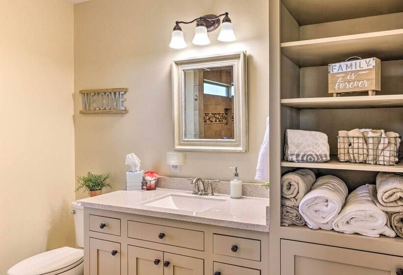 Lawndale Farmhouse W/ Fire Pit, Countryside Views!