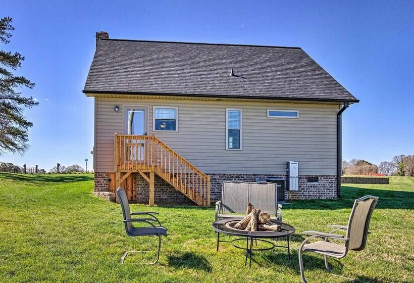 Lawndale Farmhouse W/ Fire Pit, Countryside Views!