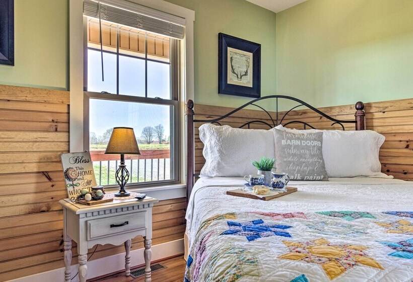 Lawndale Farmhouse W/ Fire Pit, Countryside Views!