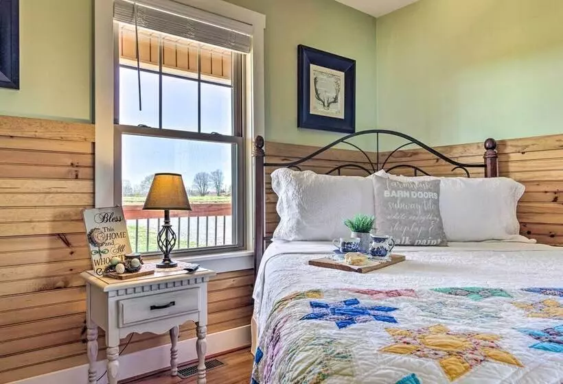 Lawndale Farmhouse W/ Fire Pit, Countryside Views!