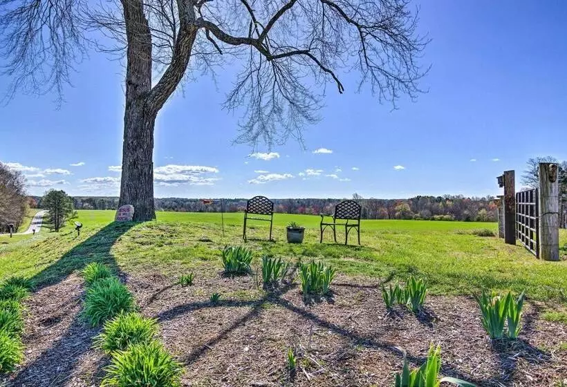 Lawndale Farmhouse W/ Fire Pit, Countryside Views!