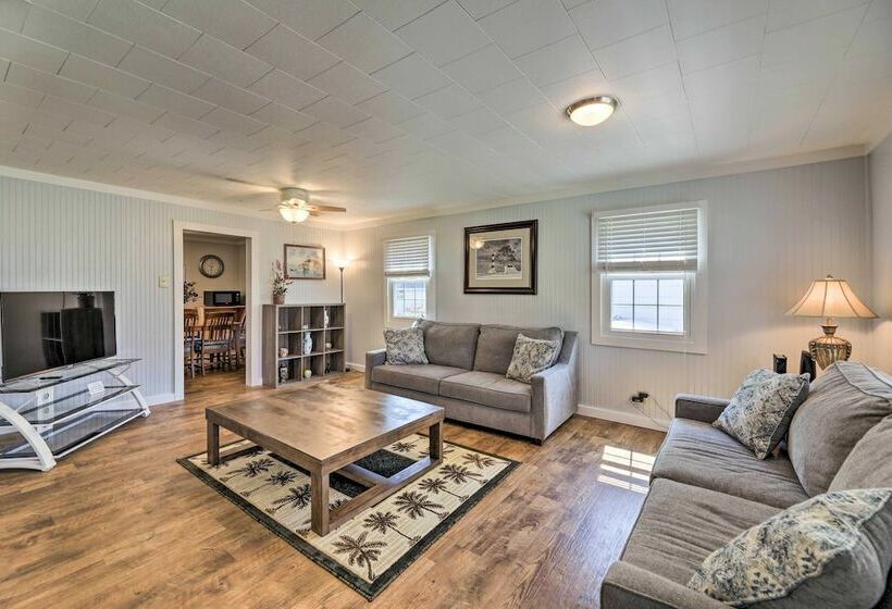 Harkers Island Home With Porch ~ 1 Mi To Marina!