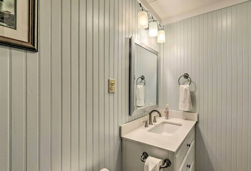 Harkers Island Home With Porch ~ 1 Mi To Marina!