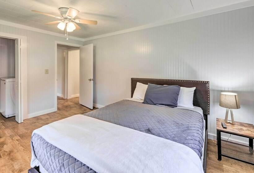 Harkers Island Home With Porch ~ 1 Mi To Marina!