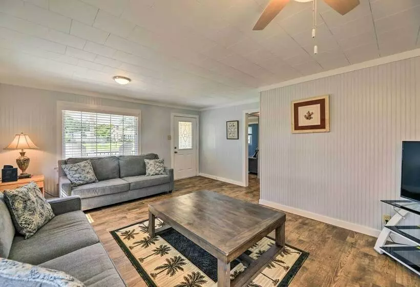 Harkers Island Home With Porch ~ 1 Mi To Marina!