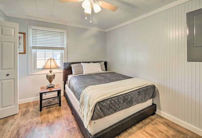 Harkers Island Home With Porch ~ 1 Mi To Marina!