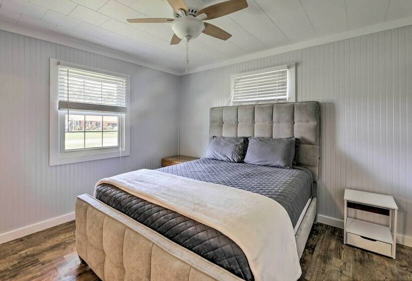 Harkers Island Home With Porch ~ 1 Mi To Marina!