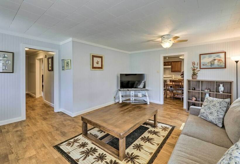 Harkers Island Home With Porch ~ 1 Mi To Marina!