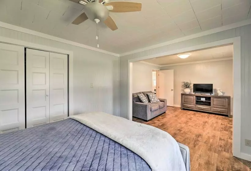 Harkers Island Home With Porch ~ 1 Mi To Marina!