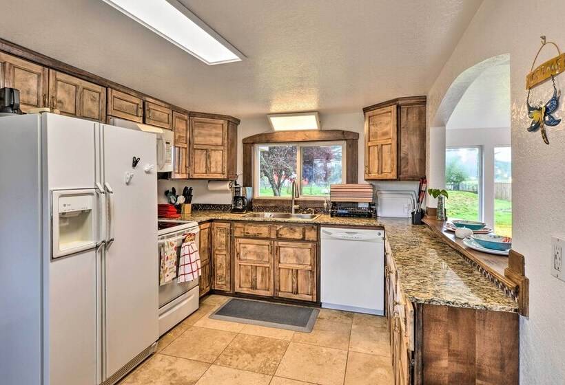 Horse And Dog Friendly Home Near Redwoods!