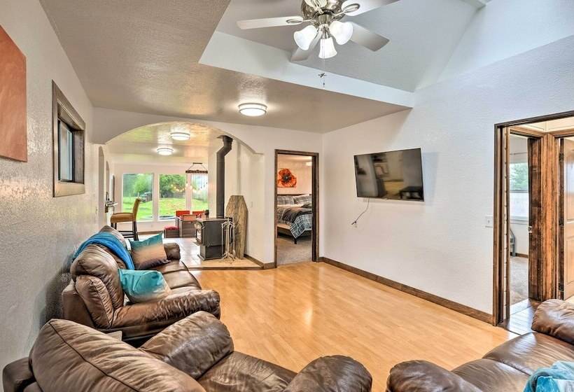 Horse And Dog Friendly Home Near Redwoods!