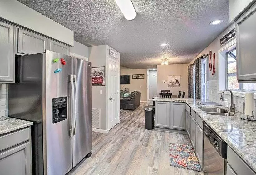 Inviting Home W/ Deck In Hot Springs Village!