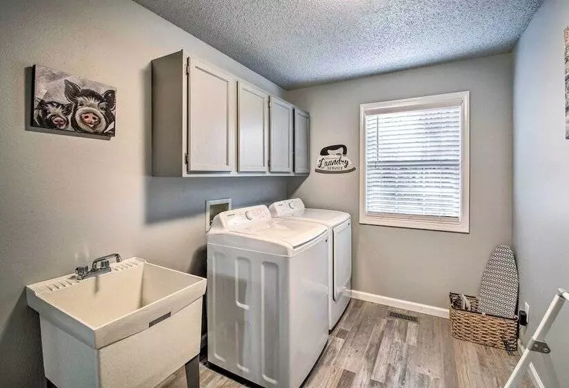 Inviting Home W/ Deck In Hot Springs Village!