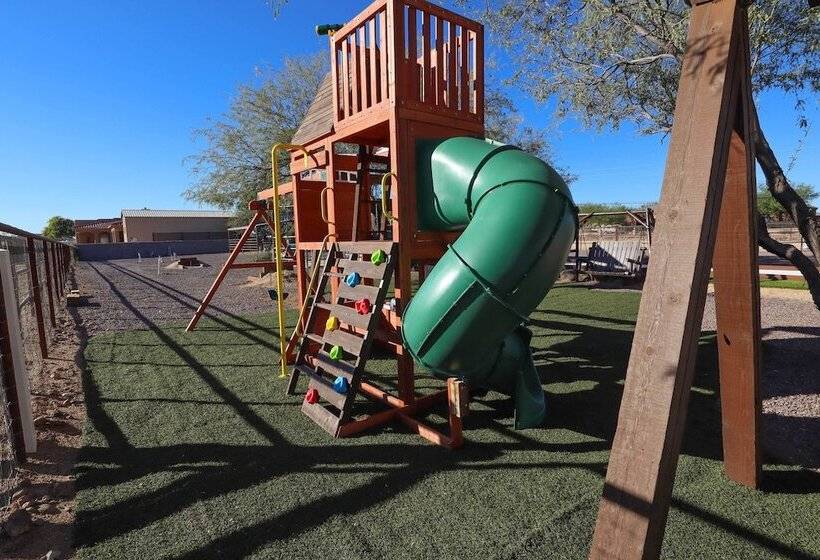 Phoenix Kick Back Corral W/ Outdoor Oasis!