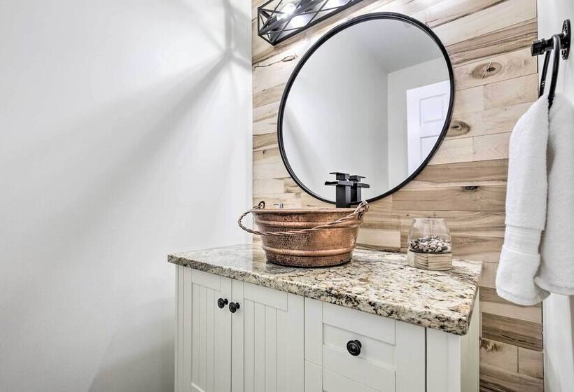 Lakefront Minocqua Getaway: Dock, Game Room!