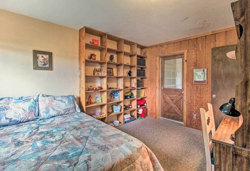 Peaceful Ranch Cabin, 3 Mi To Becker Lake!