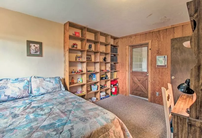 Peaceful Ranch Cabin, 3 Mi To Becker Lake!