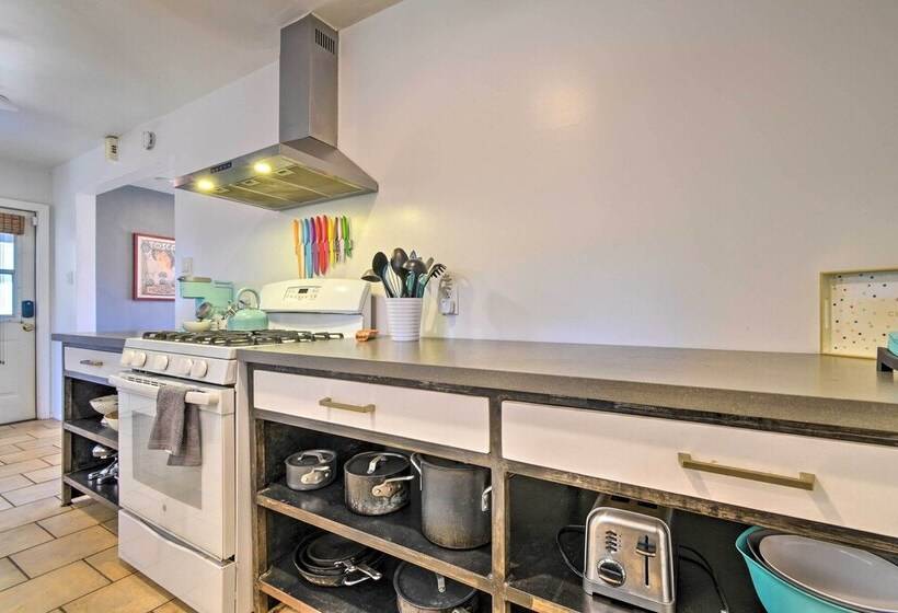 Private Desert Retreat W/ Grill & Mtn Views!