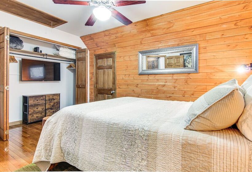 Riverfront Lake Lure Lodge W/ Deck On 13 Acres