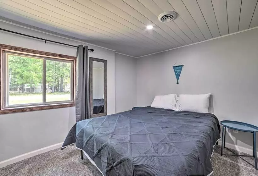Prudenville Retreat W/ Yard ~ 1 Mi To Lake!