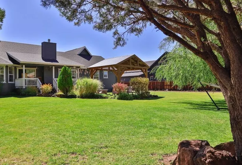 Near Trails, Lakes & Golf: Pinetop Home W/ Deck