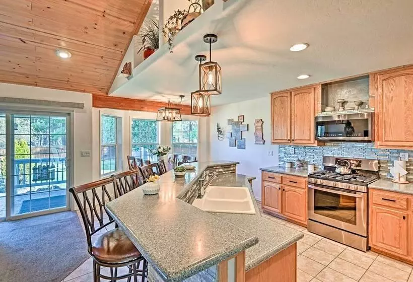 Near Trails, Lakes & Golf: Pinetop Home W/ Deck