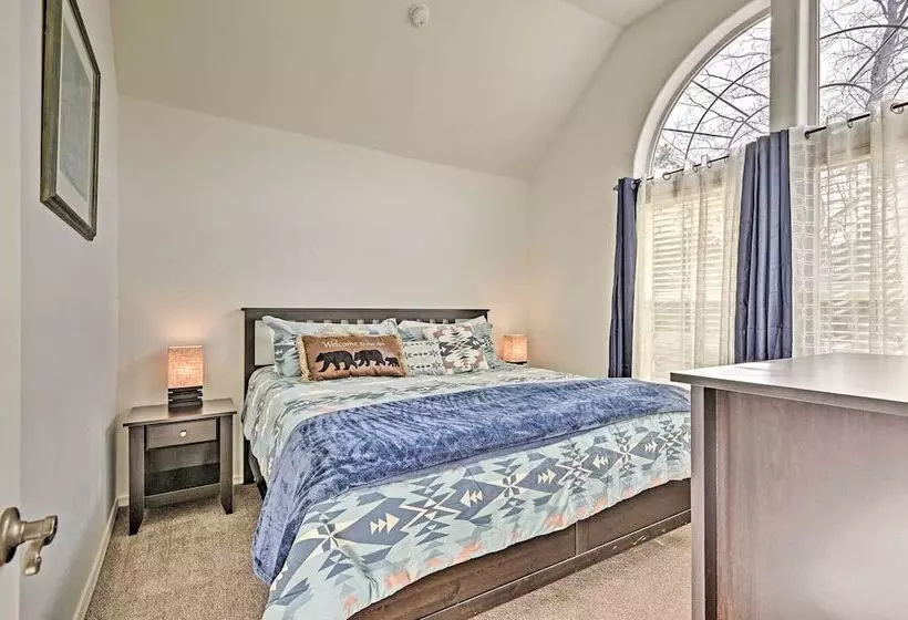 Near Trails, Lakes & Golf: Pinetop Home W/ Deck