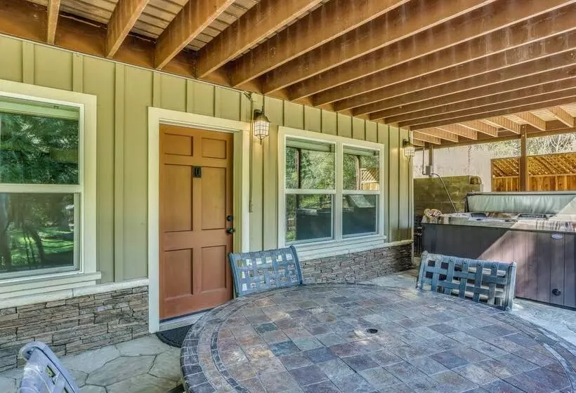 Rustic Oakhurst Retreat < 4 Mi To Bass Lake!