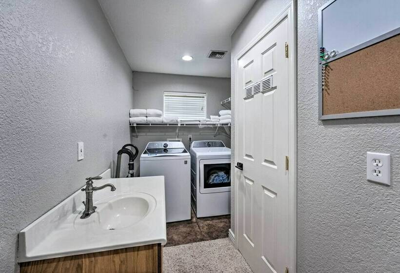 Spacious Desert Retreat ~ 3 Mi To Lake Havasu