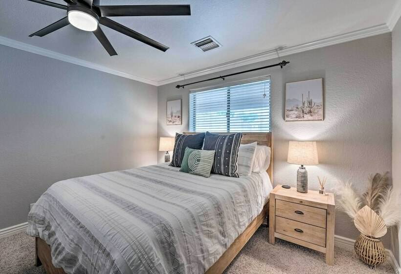 Spacious Desert Retreat ~ 3 Mi To Lake Havasu