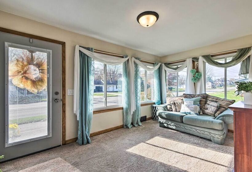 Spacious Family Friendly Home In Massillon!