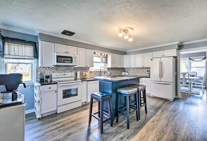 Spacious Family Friendly Home In Massillon!