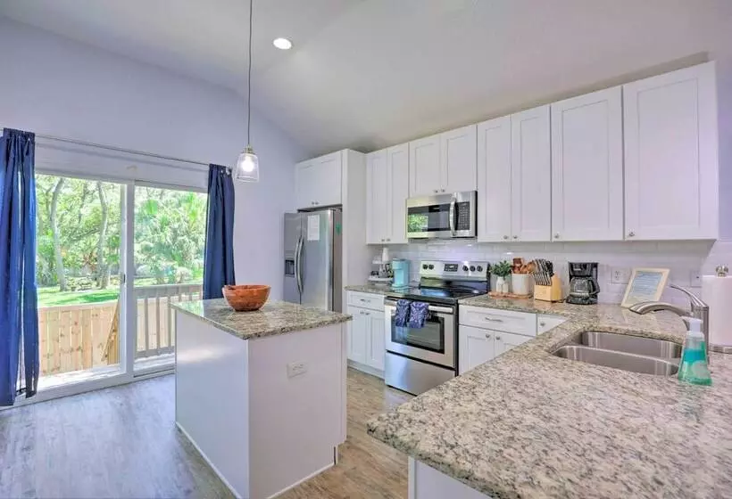 St Augustine Beach Cottage: Walk To Water!