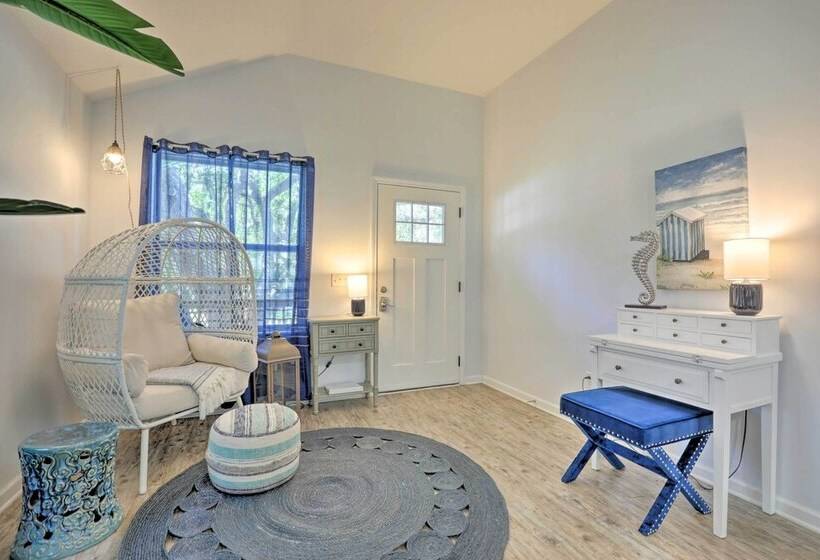 St Augustine Beach Cottage: Walk To Water!