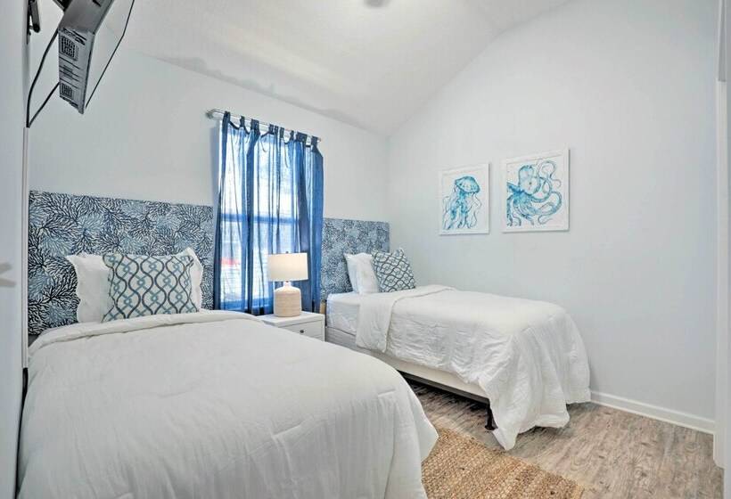 St Augustine Beach Cottage: Walk To Water!