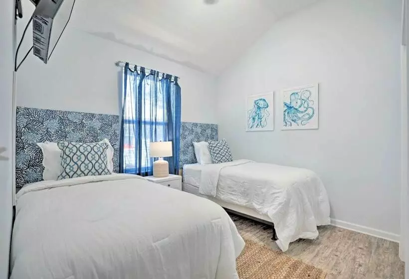 St Augustine Beach Cottage: Walk To Water!