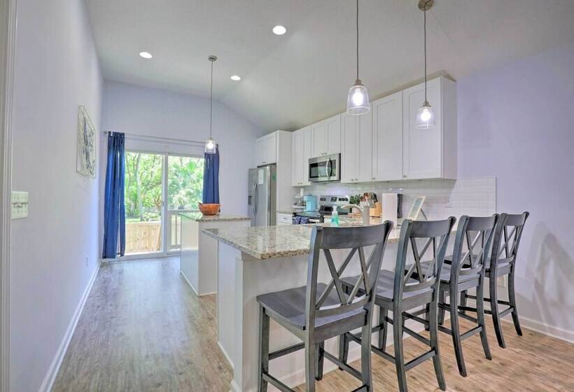 St Augustine Beach Cottage: Walk To Water!