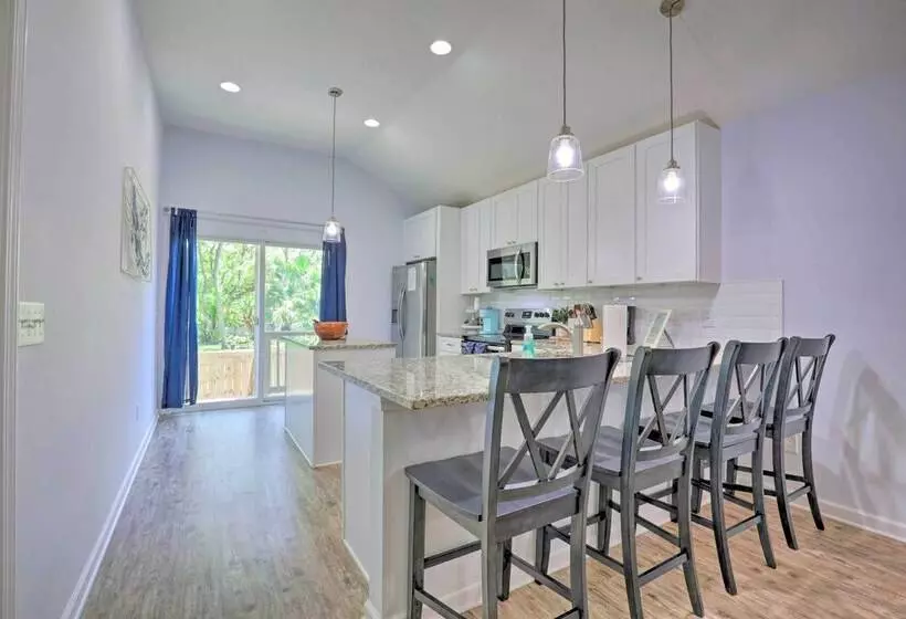 St Augustine Beach Cottage: Walk To Water!