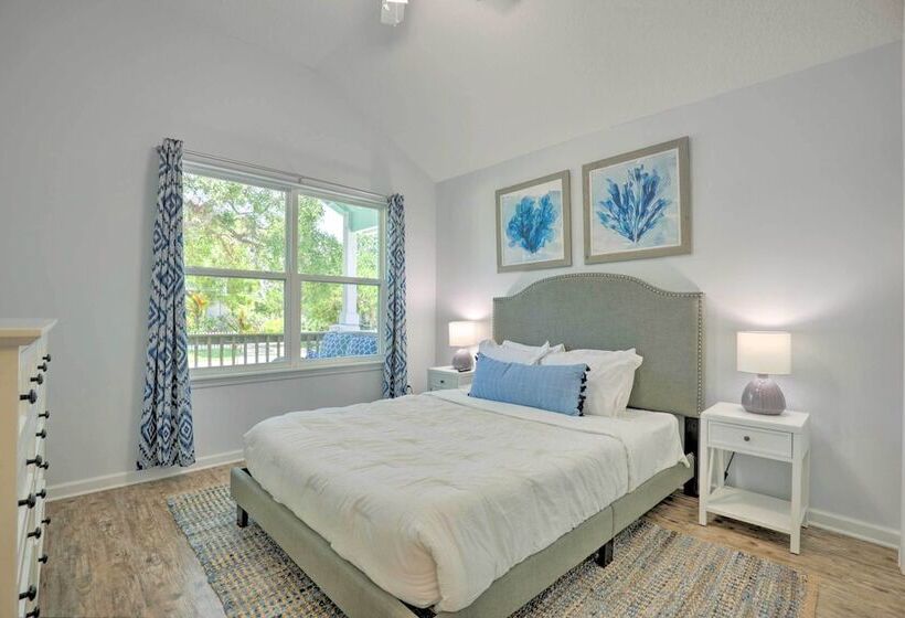 St Augustine Beach Cottage: Walk To Water!