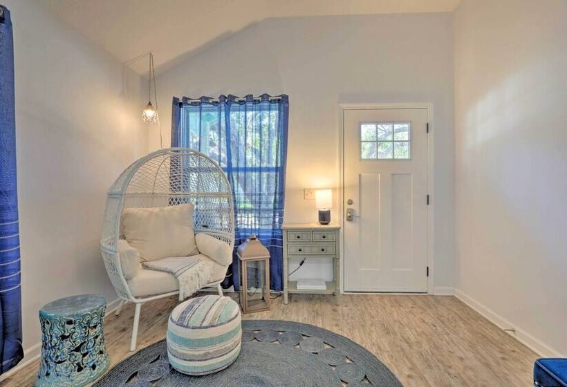 St Augustine Beach Cottage: Walk To Water!