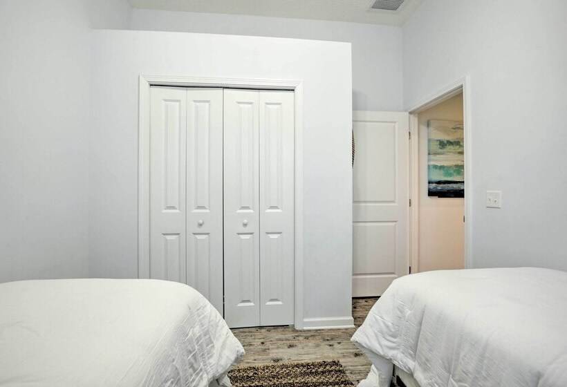 St Augustine Beach Cottage: Walk To Water!