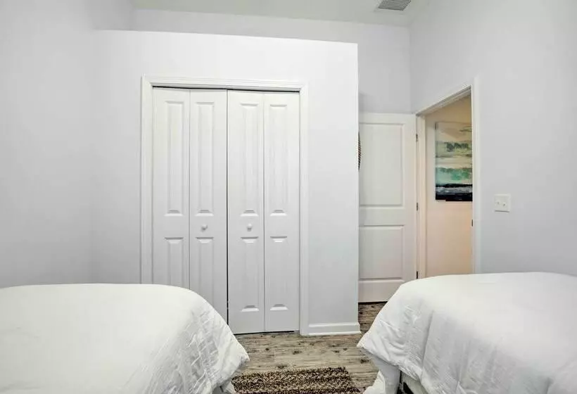 St Augustine Beach Cottage: Walk To Water!
