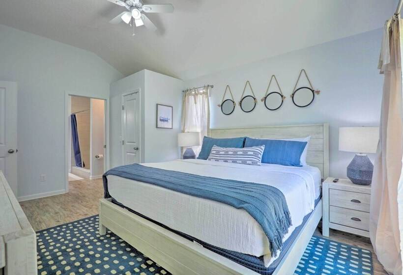 St Augustine Beach Cottage: Walk To Water!