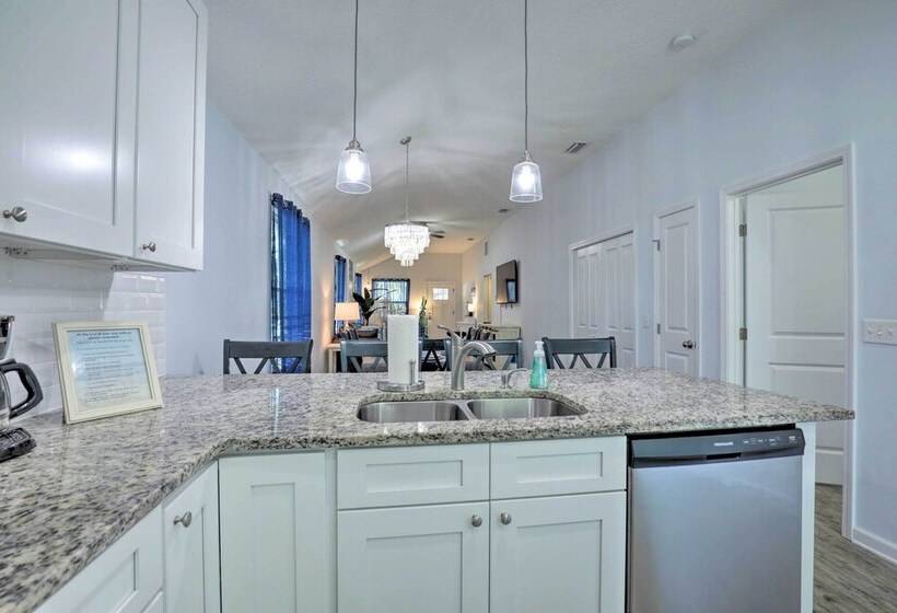 St Augustine Beach Cottage: Walk To Water!